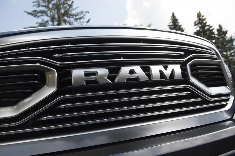 Логотип Dodge Ram 1500 Limited Tungsten Edition Crew Cab 2017 года  (фото 3 из 26)